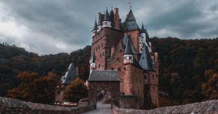 My Home is my Castle - Jonny Caspari @ Unsplash