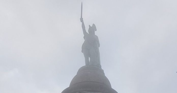 Das Hermannsdenkmal ist schemenhaft im Nebel zu erkennen