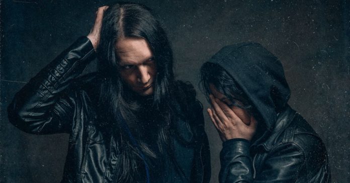 Die beiden Bandmitglieder von Deathdrift posieren für ein Pressebild