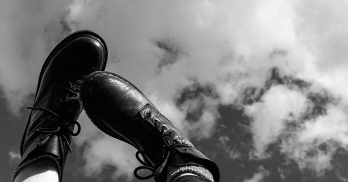 Dr. Martens vor einem Wolkenhintergrund