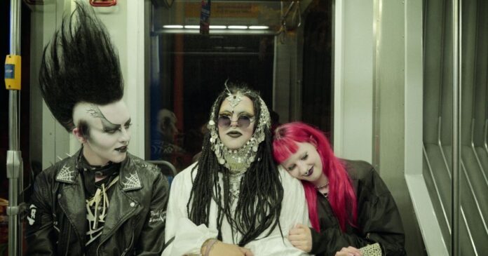 Dark Blossom - Jay, Nightmare und Josephine in der Tram