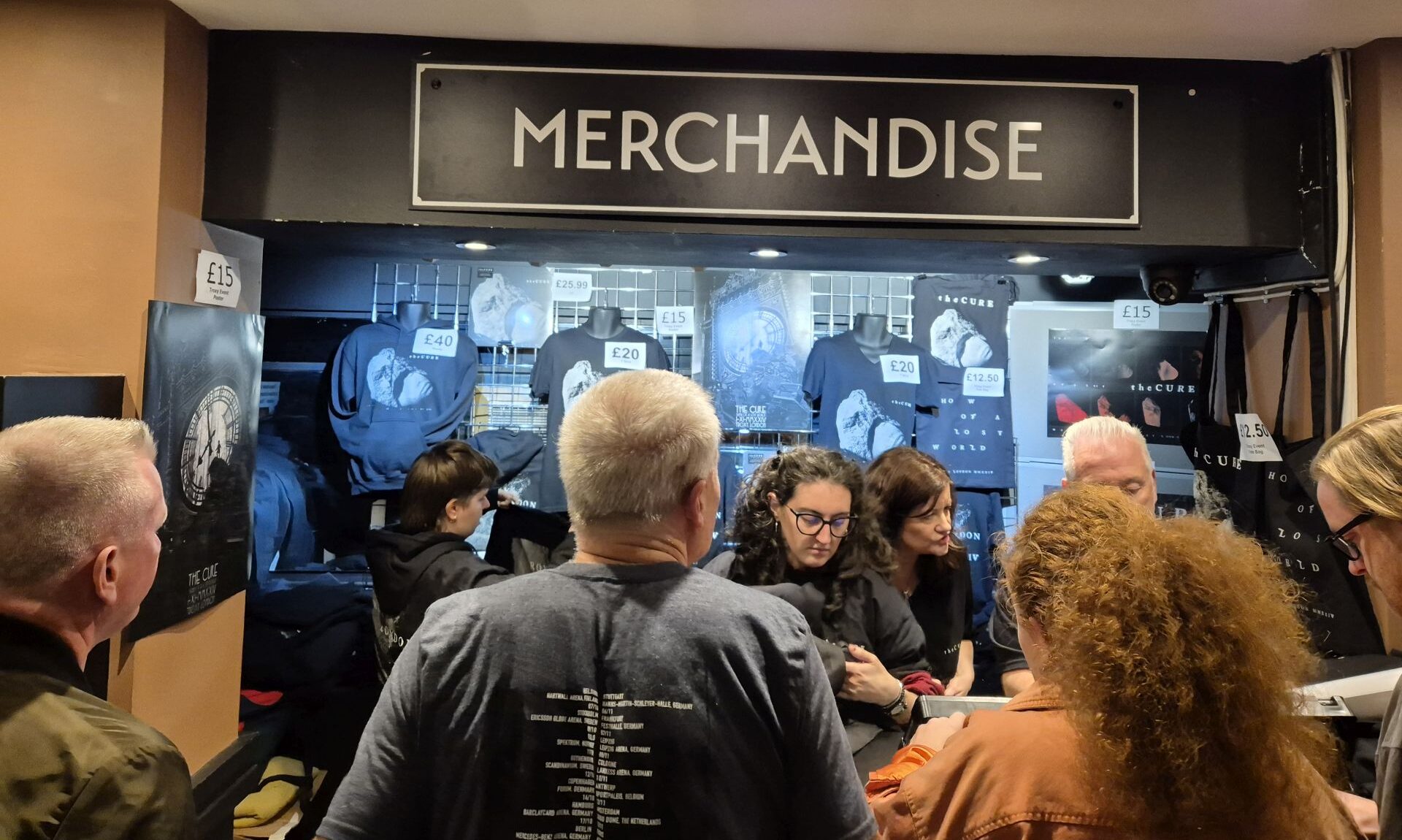 Der Merchandise-Stand beim Cure-Konzert im Londoner Troxy