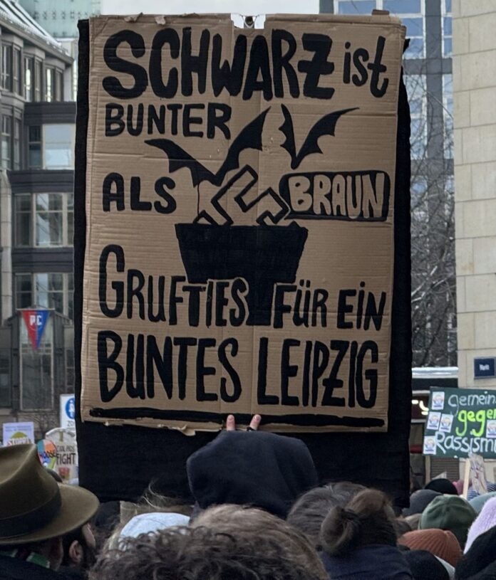 Ein Plakat mit der Aufschrift, Schwarz ist bunter als Braun - Grufties für ein buntes Leipzig